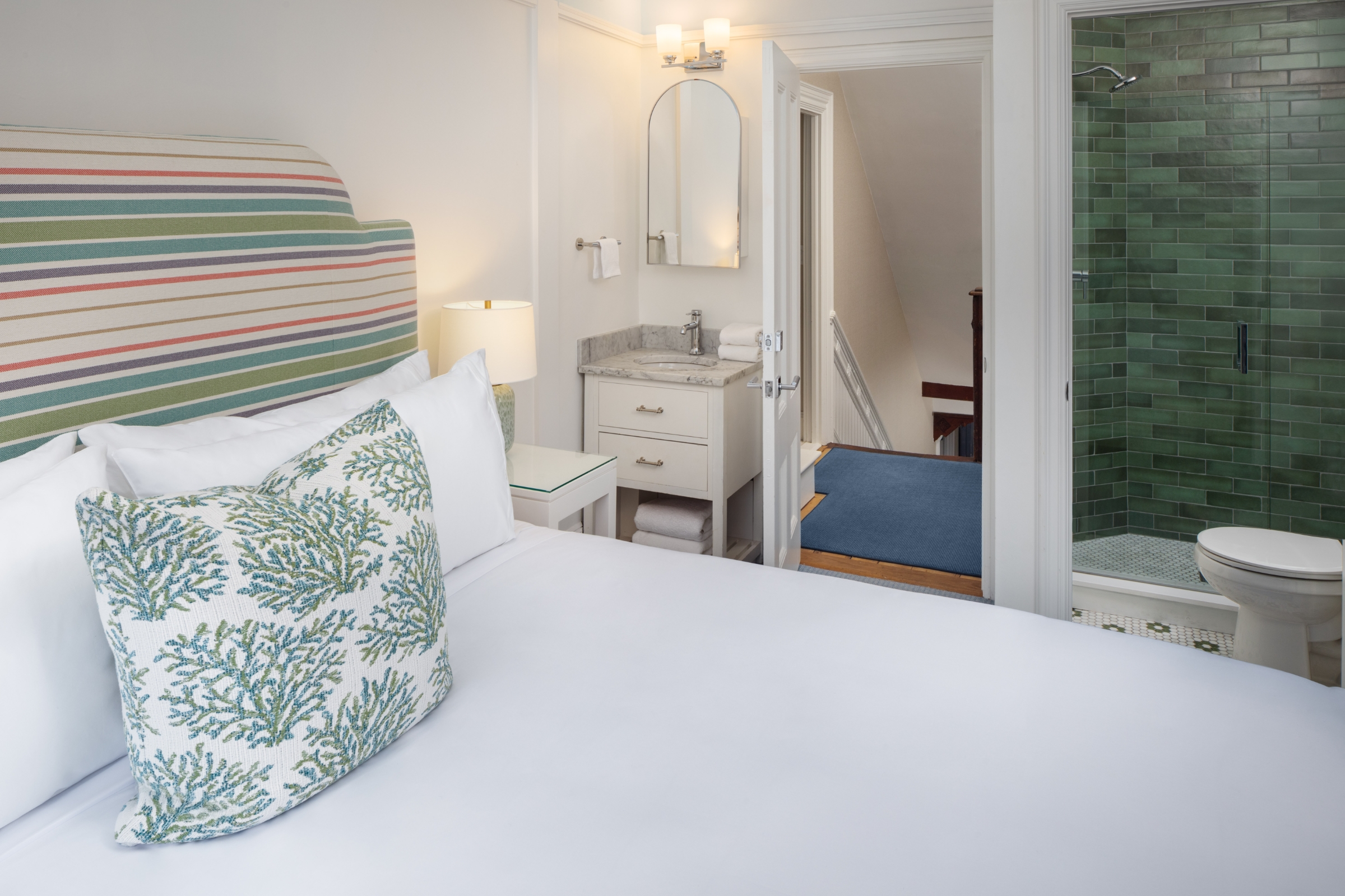 Petitqueen Room 5 Music Room Bed With Sink And Separate Bath